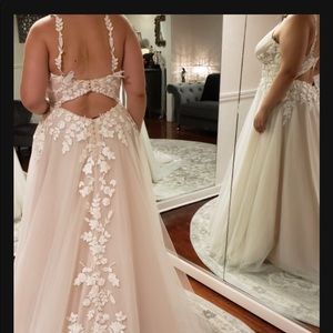 Beautiful brand new wedding dress never worn!